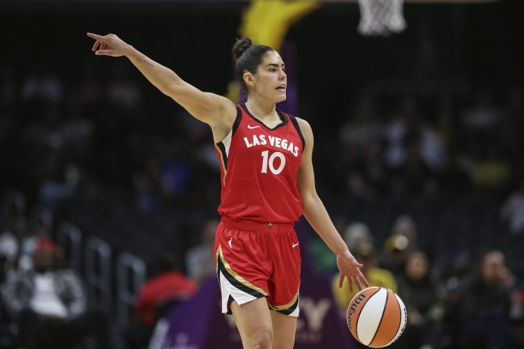 La estrella de la WNBA, Kelsey Plum dio el «Shuffle Up and deal» en la WSOP